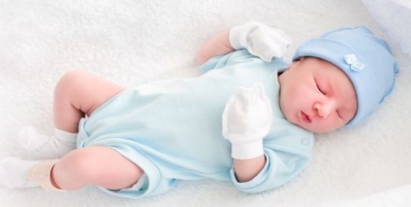 كم ساعة نوم يحتاجها الرضيع خلال السنة الأولى؟
