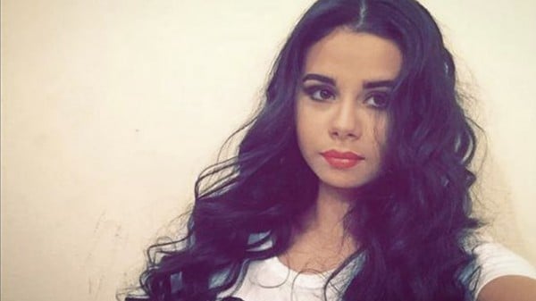 منة عرفة تمحو من ذاكرة جمهورها شكلها الطفولي للأبد بهذه الصورة الجريئة
