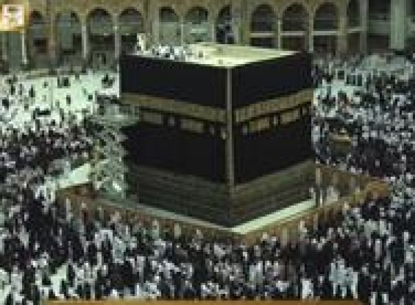الكعبة المشرفة تكتسي حلتها الجديدة في يوم عرفة بتكلفة 22 مليون ريال