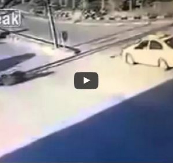 حصان يطير في الهواء بعد اصطدامه بتاكسي في إحدى شوارع الضفة الغربية