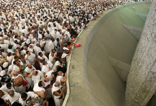 في أول ايام عيد الاضحى المبارك..الحجاج يتوافدون الى منى لرمي جمرة العقبة الاولى