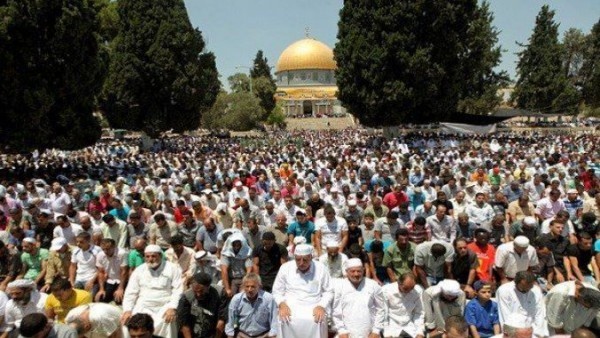 الآلاف يؤدون صلاة العيد برحاب المسجد الأقصى 9998763764