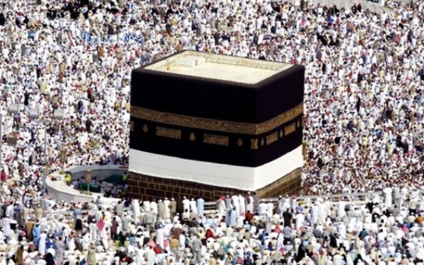 ضيوف الرحمن يؤدون مناسك يوم النحر بعد جمرة العقبة