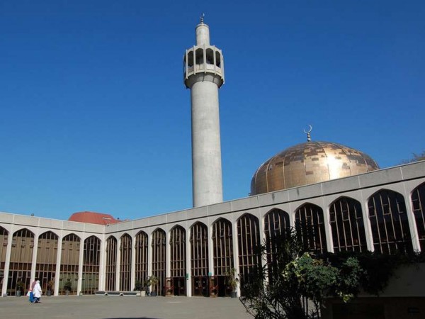 لهذا السبب أقام مسجد لندن المركزي صلاة العيد 6 مرات
