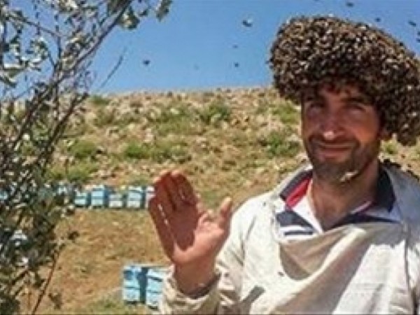 تركي يغطي نفسه بالنحل