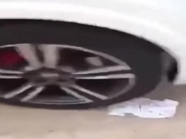 شاب مستهتر يدهس مبلغ 50 ألف ريال بسيارته