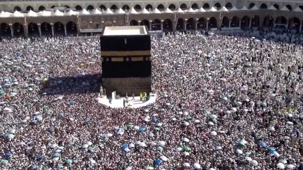 الحجاج يتوجهون لطواف الوداع