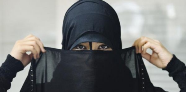 "منتقبة" تحفظ 17 جزء من القرآن تصدم زوجها بالخيانة