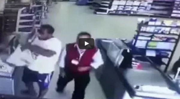 سرقة متسوق هاتف متسوق آخر في أحد الأسواق