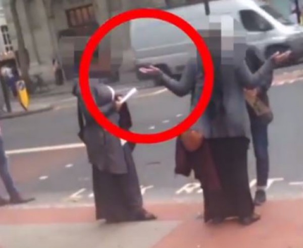 سائح يطارد متسولة بعد أن سرقة هاتفه الآيفون