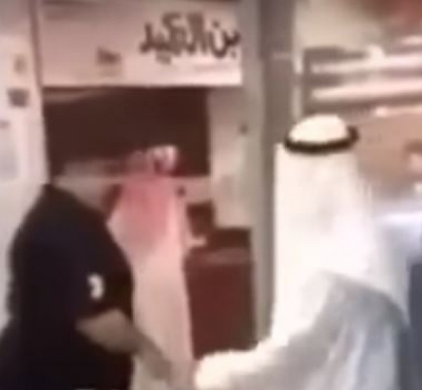 مشاجرة عنيفة بين رجلين في مركز تجاري