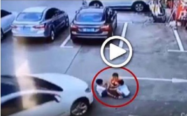 بالفيديو.. لقطات مروعة لسيدة تحدق في هاتفها وتدهس 3 أطفال بسيارتها