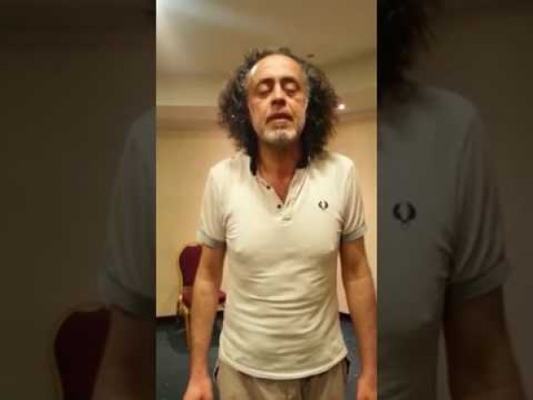 رجل من الأوروغواي يعلن إسلامه ويهوي بقلوب من شاهده بعد بكائه متأثرا بالقرآن