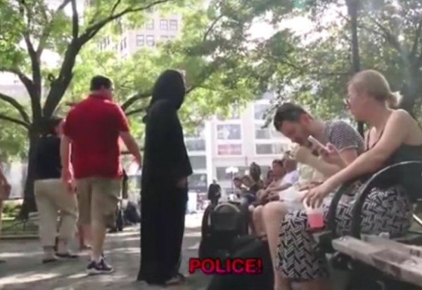 هكذا تعامل أمريكيون مع فتاة مسلمة طلبت ترك حقيبتها عندهم لدقائق