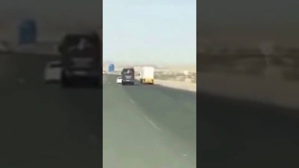 سائق حافلة متهور يسير بسرعة 170 كلم/ س كاد يتسبب في كارثة في السعودية "فيديو"