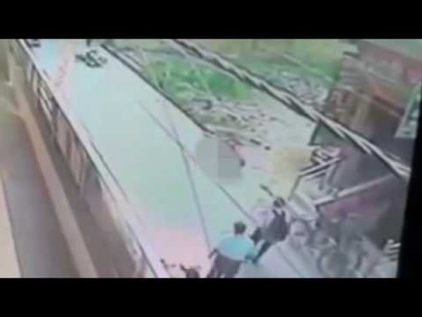 بالفيديو: جريمة تهز الشارع .. هندية تتعرض للطعن 22 مرة من حبيبها في الشارع