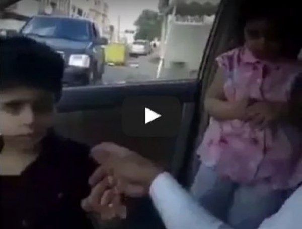 أب خليجي يحل مشاجرة عنيفة..ابنته تتعدي بالضرب على شقيقها