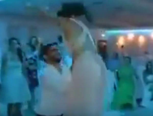 شاب يسقط عروسه من يده أثناء الرقص في حفل زفافهما