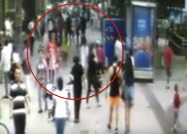 لحظات مروعة .. حفرة تبتلع المارة على ممشى مزدحم بالصين