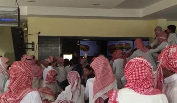 بالفيديو: أطفال سعوديون يهاجمون مطعمًا بسبب تقديمه وجبات مجانية