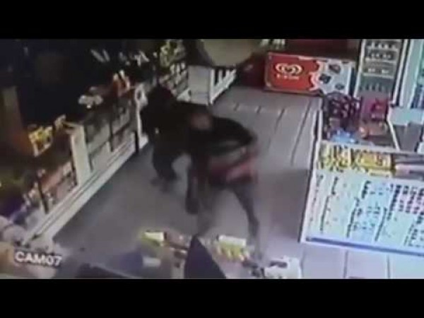 بالفيديو: شرطيان يطلقان النار على بعضهما بعدما ظن أحدهما الآخر لصاً