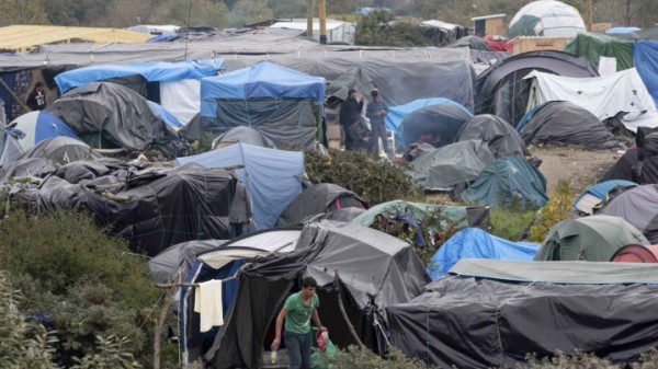 هولاند يدعو إلى تفكيك مخيم اللاجئين في كاليه