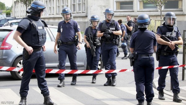 الشرطة الفرنسية تعتقل فتاتين فرنسيتين لهما صلة بـ"داعش"