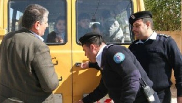 الشرطة تضبط حافلة مدرسية حمولتها 50 راكب بداخلها 77 طالب في الخليل