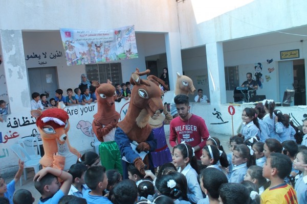 بدعم من بنك فلسطين نفذت جمعية عطاء فلسطين الخيرية عرضاً مسرحياً للأطفال في قرية قصرة