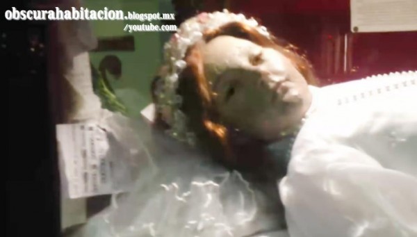 بالفيديو.. لقطات مرعبة لقديسة توفيت من 300 سنة تفتح عينيها