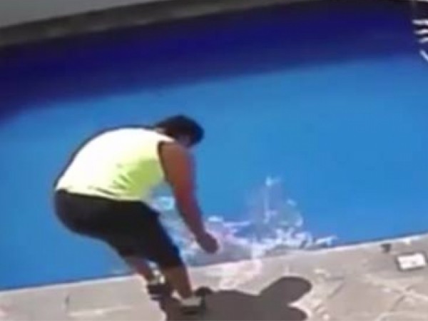مقطع مروّع لرجل يغرق طفلة في حمام السباحة