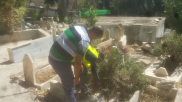 بلدية الناصرة تنظف المقابر وتناشد بإستعمال المقبرة الجديدة