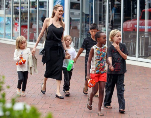 بالصور: انجلينا جولي تنتقل وأولادها إلى منزل جديد