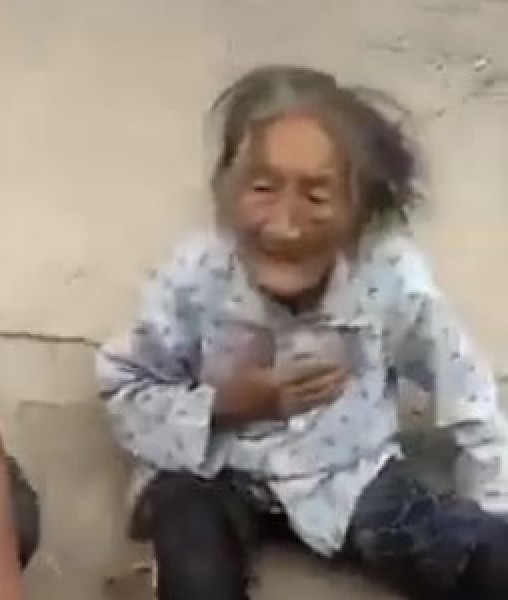رجل صيني يعذب أمه وعند الكشف عنه...تدافع الام عن فلذة كبدها