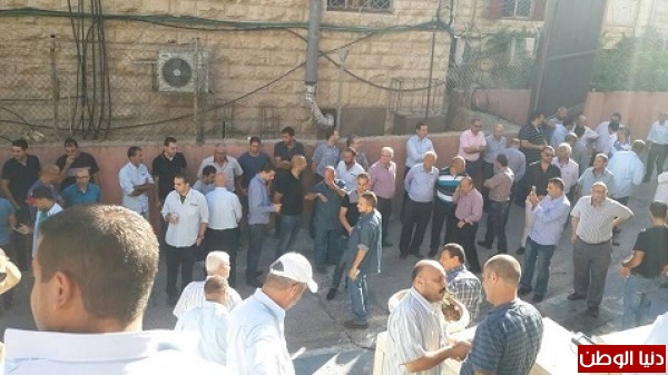 نقابة العاملين وموظفوا كهرباء القدس تنظم وقفة احتجاجية تضامناً مع مديرها العام