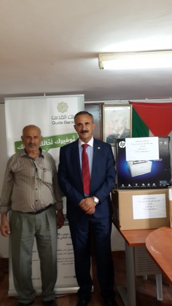 بنك القدس يتبرع باجهزة ومعدات مكتبية لمجلس محلي مركة في محافظة جنين