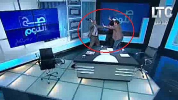 محامٍ يخلع حذاءه ويضرب به مفتي أستراليا على الهواء لاختلافهما في الآراء الدينية