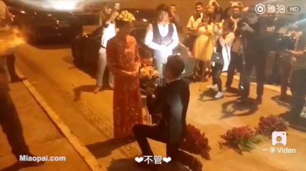 عروسان يقيمان حفل زفافهما داخل نفق