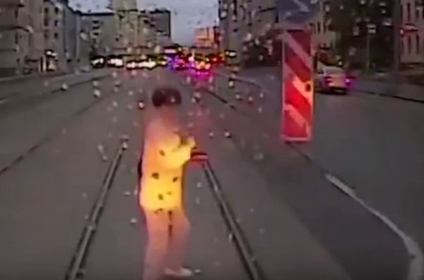 صادم .. انشغالها بالهاتف قتلها دهساً تحت عجلات "الترام" وسط السكة