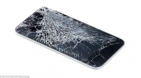 كسرت شاشة هاتف زوجها فضربها حتى الموت