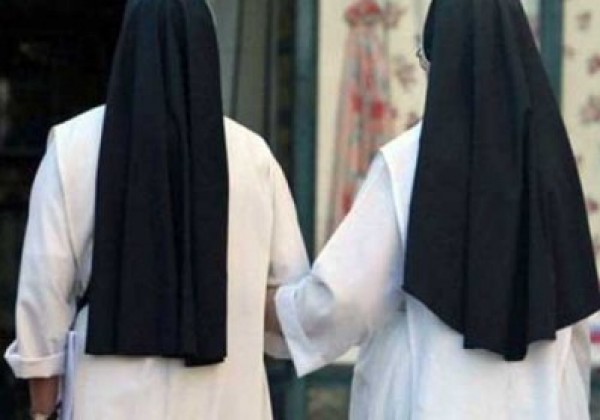 راهبتان سابقتان مثليتان تحتفلان بزواجهما في إيطاليا