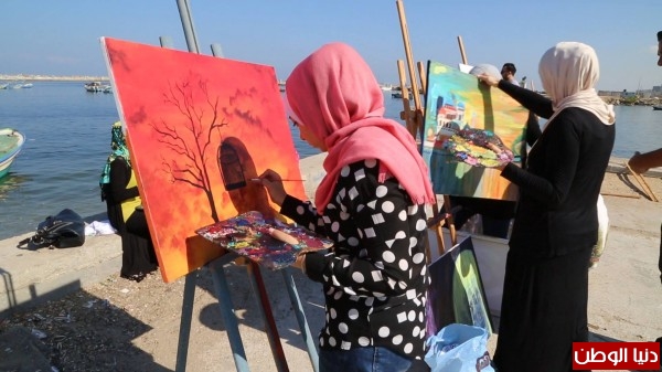 لوحات فنية في ميناء غزة دعما للسفن النسائية التضامنية