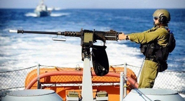 الاحتلال يطلق نيران رشاشته على الصيادين في بحر دير البلح
