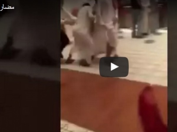 مشاجرة بالكراسي بين مجموعة من الشباب الخليجيين داخل مطعم