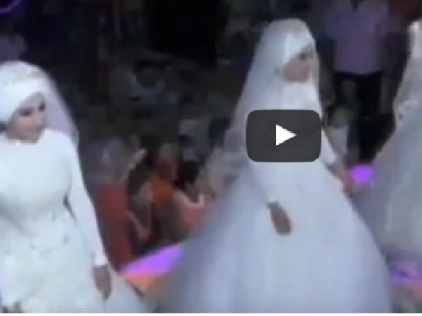 منافسة بين 3 عرسان في حمل عروساتهم بحفل زفاف مشترك