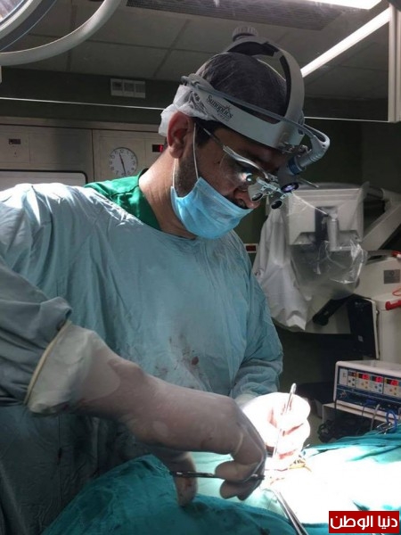 في سابقة من نوعها... طبيب من غزة ينفذ عملية ميكروسكوب جراحي
