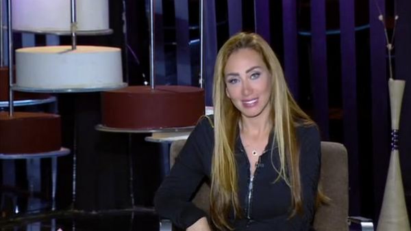 بالفيديو.. مذيع يسخر من سقوط شعر ريهام سعيد المستعار على الهواء