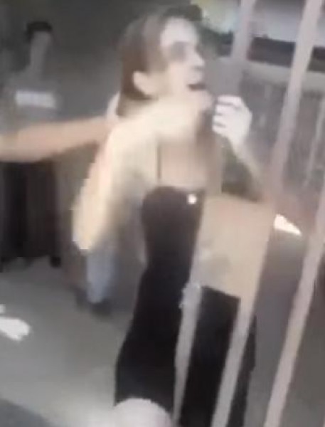 امرأة تسحل عشيقة زوجها بطريقة مروعة وترميها من فوق جسر