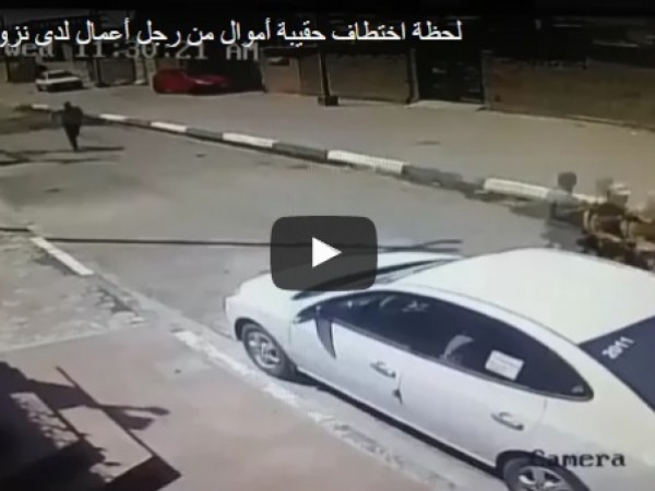 لحظة سرقة حقيبة أموال لرجل أعمال لدى نزوله من سيارة