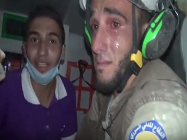 شاب سوري يبكي بعد إنقاذه طفلة رضيعة
